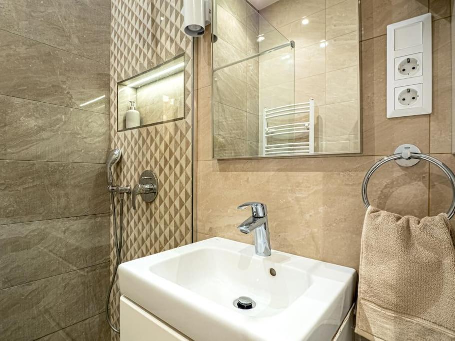Westend Apartment Будапеща Екстериор снимка